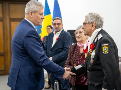 Ministrul MAI Cătălin predoiu, alături de veteranii de război - Foto: MAI