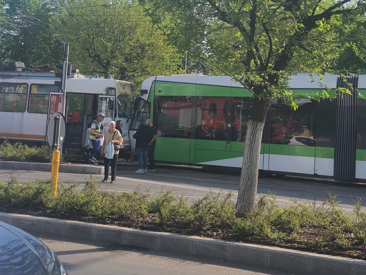 Accident incredibil, în București. Două tramvaie s-au lovit frontal, bot în bot - Foto: Facebook / Info Trafic Bucuresti și Ilfov