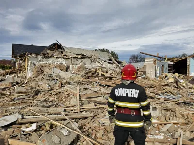 Explozie devastatoare în Vrancea. Trei case, distruse. O persoană a suferit arsuri pe 55% din corp - Foto: ISU Vrancea