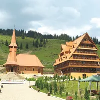 În peisajul idilic de la Dorna Arini nu există doar mănăstirea omonimă, ci și o mină de mangan care produce bani fără rugăciuni