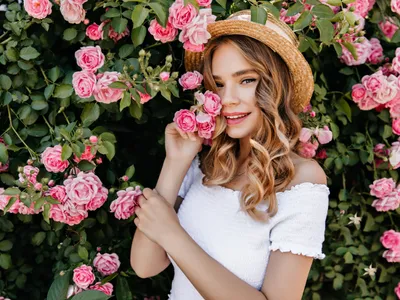 Femeie cu trandafir - Foto: Freepik