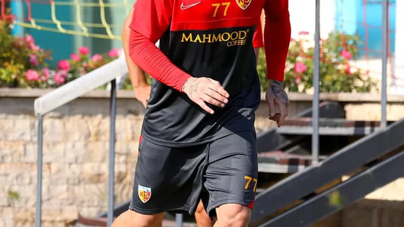 Fotbalistul Denis Alibec, atacat de hoți la Barcelona. A fugit și i s-a deschis operația. / Foto: Denis Alibec / Facebook