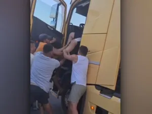 VIDEO Un șofer de TIR a fost extras cu forța din cabină de partenerii de trafic, după ce a condus haotic și a blocat drumul