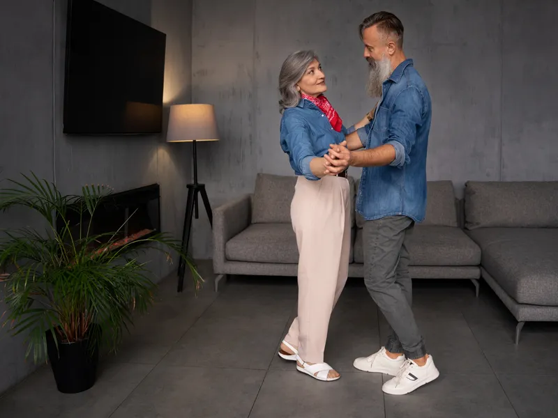 Cu cât a crescut pensie în numai o lună? Care pensionari iau mai mulți bani decât în aprilie? - Foto: Freepik