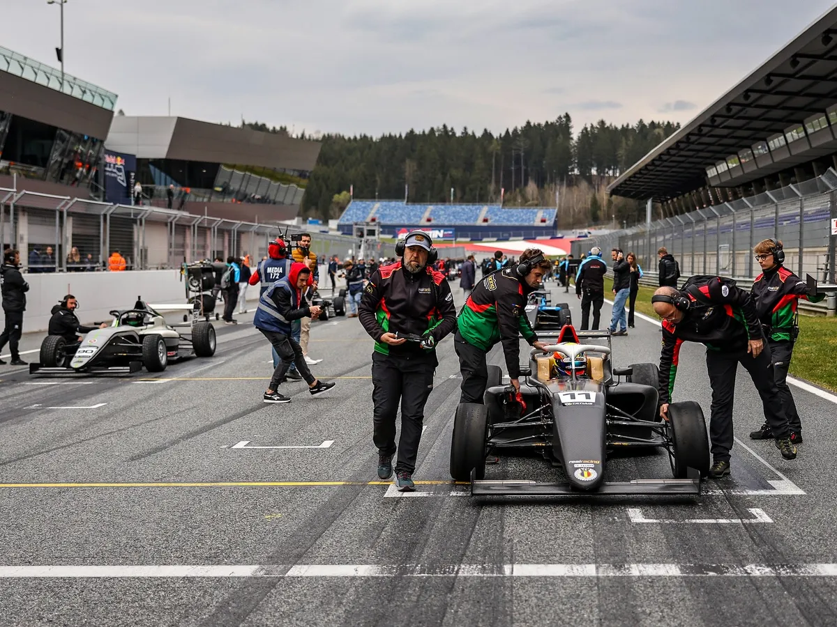 Victorie pentru pilotul român Luca Viișoreanu, în primul weekend de curse din Formula 4 2025 - Foto: Facebook / Real Racing