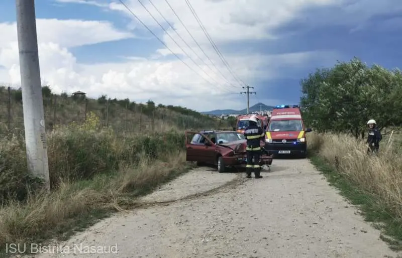 Un băiat de 16 ani a „fumat” și a vrut să le arate prietenilor că le are cu volanul. / Foto: ISU Bistrița Năsăud