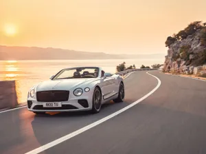 Continental GT Convertible păstrează eleganța și stilul predecesorilor săi.