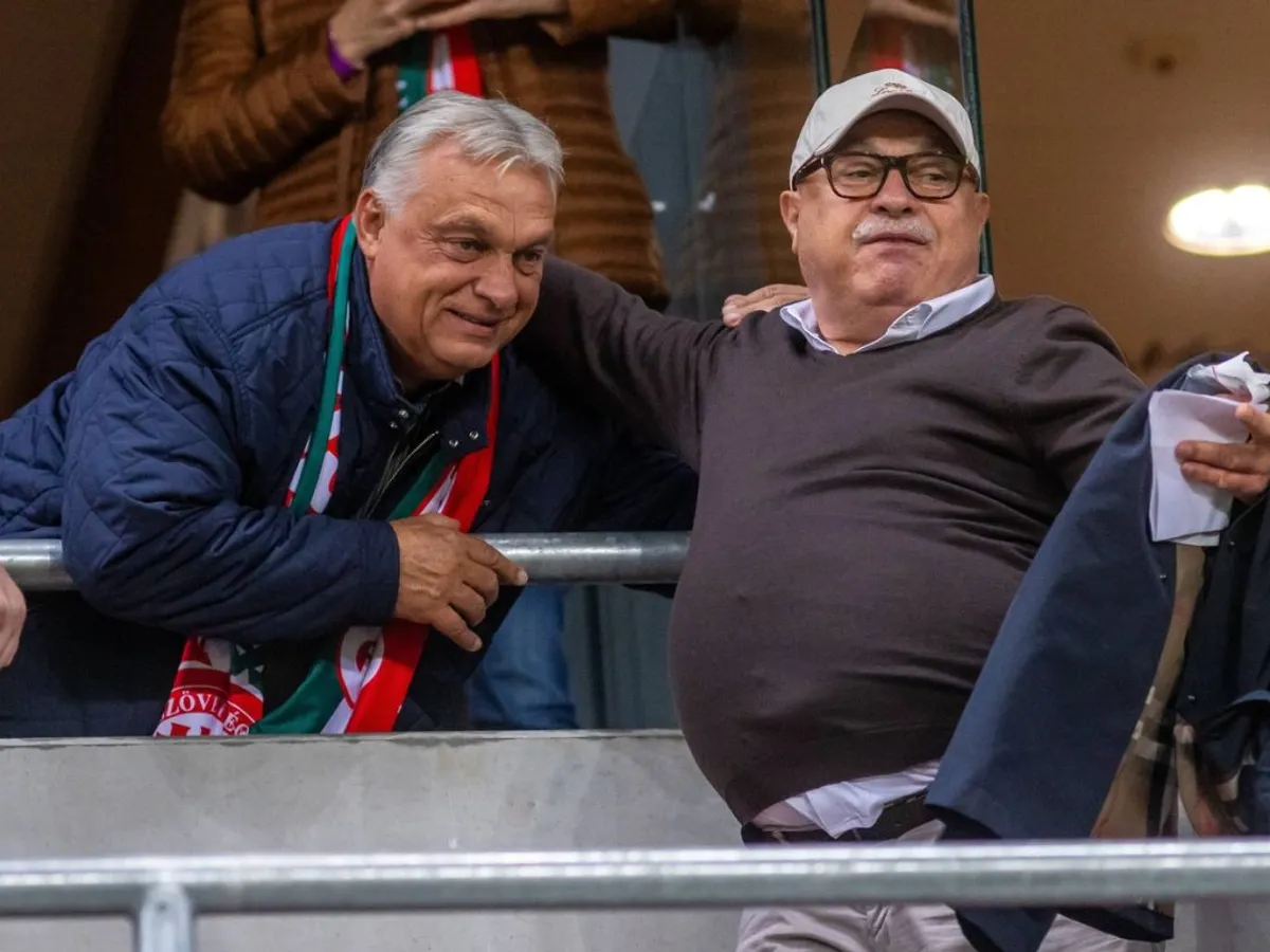 Viktor Orban, în tribună, urmărind un meci al Naţionalei Ungariei, împreună cu bunul său prieten, afaceristul Sándor Csányi - Foto: Profimedia Images