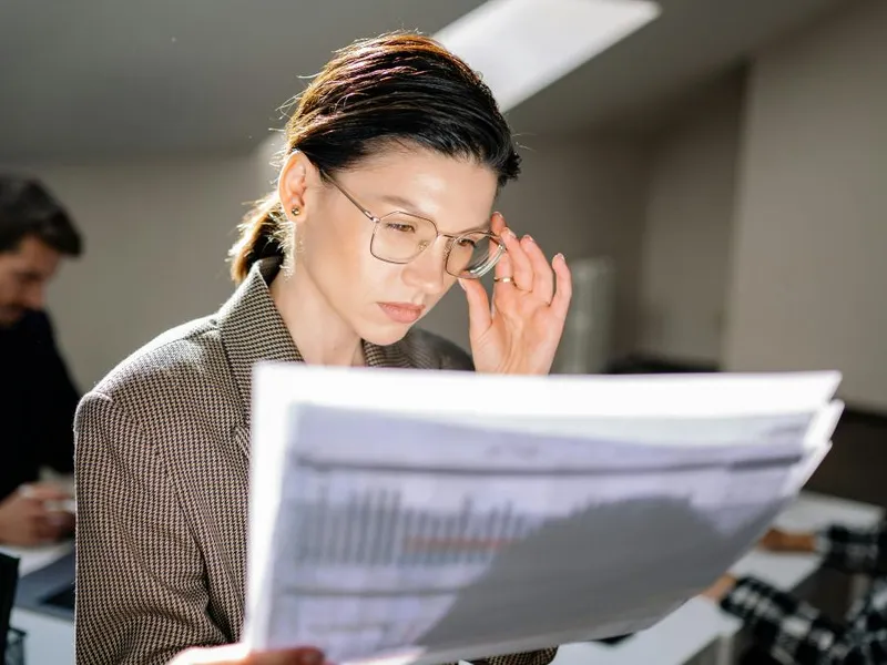 Femeie urmărind calculele privind câştigul salarial mediu - Foto: Pexels/Yan Krukau
