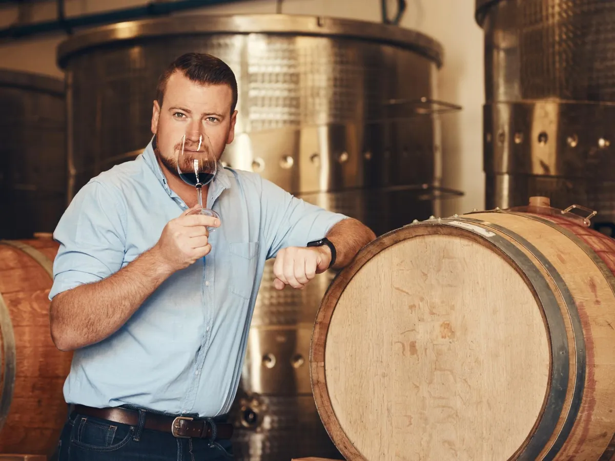 Bărbat lângă un butoi mare de vin - Foto: Magnific.com (Imagine cu rol ilustrativ)