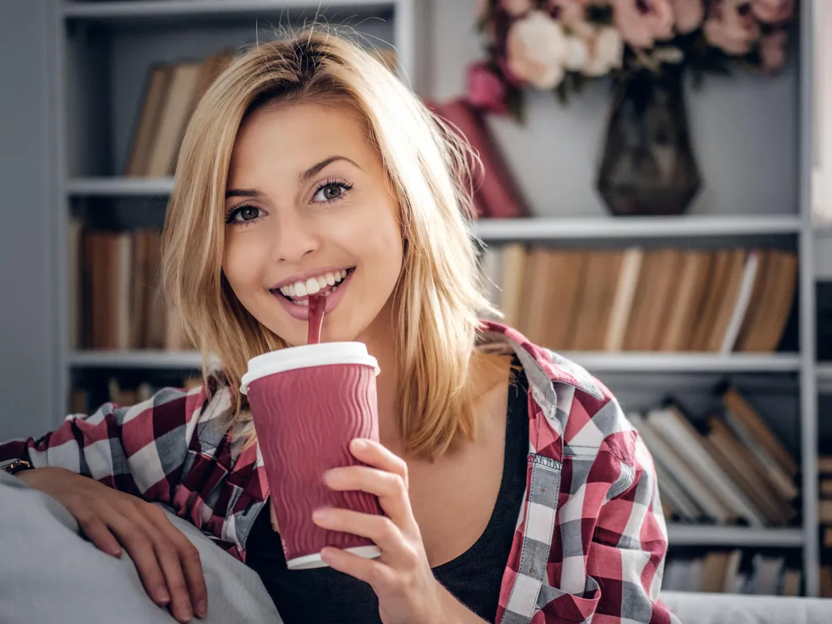 Femeie care bea cafea - Foto: Magnific (Imagine cu rol ilustrativ)