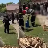 Momentul în care o femeie este salvată de luptătorii SIAS. Încerca să dea foc la casă - Foto: Captură video facebook/ Poliția Română