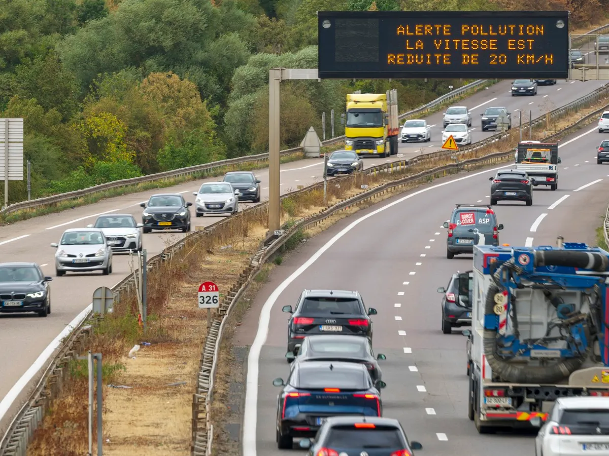 Alertă de poluare pe o autostradă - Foto: Profimedia Images (Imagine cu rol ilustrativ)