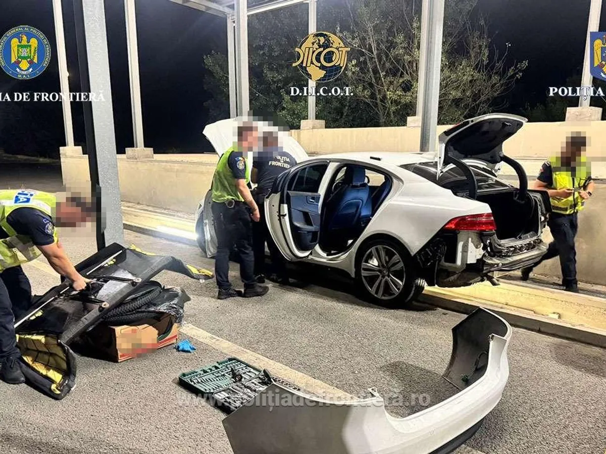 Peste un kilogram de cocaină, găsită ascunsă într-o maşină la Arad - FOTO: Poliția de Frontieră