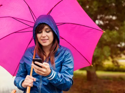 Femeie cu umbrelă - Foto: Magnific.com (Imagine cu rol ilustrativ)