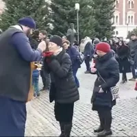 Credincioșii din Cluj au fost împărtășiți toți cu aceeași linguriță, în plină epidemie de coronavirus. SURSA: Captură video Alba24.ro