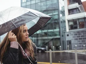 Meteo: Cod galben și informare de frig, vânt și ninsori în weekend. București și 12 județe vizate - FOTO: Freepik (imagine cu rol ilustrativ)