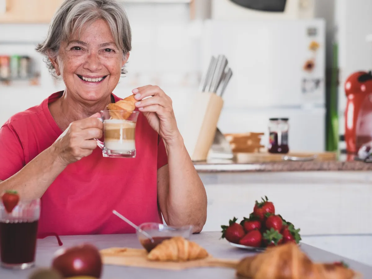 Pensionară mâncând - Foto: Freepik