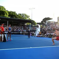 Bianca Andreescu (Canada) și Julia Goerges (Germania) asistă la un dans tradițional înainte de finala de la Auckland, Noua Zeelandă, în 2019. Foto: Guliver/Getty Images