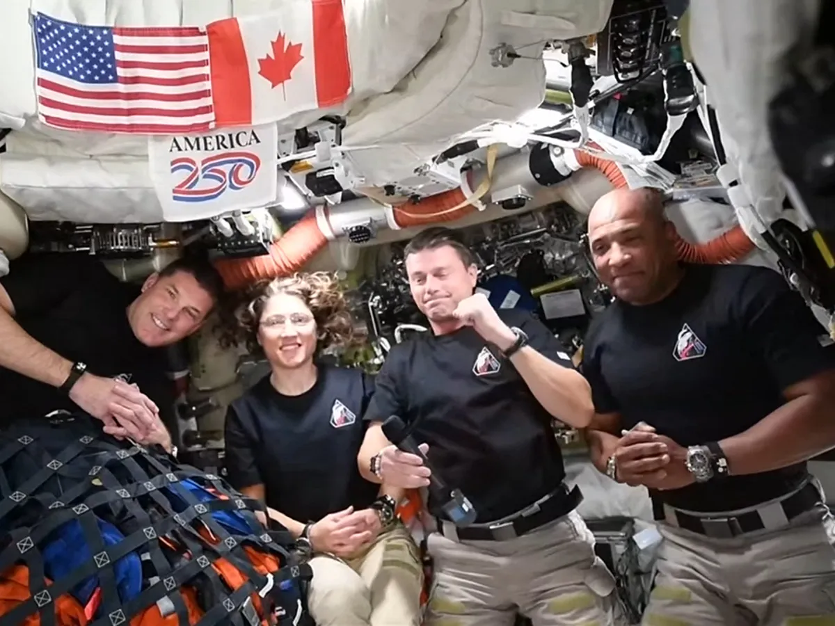 Misiune încheiată. Echipajul Artemis II revine pe Pământ. Momentul emoționat al botezului unui crater: „Carol”