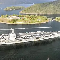 Intrarea portavionului Gerald R.Ford în fiordul Oslo - Foto: NATO