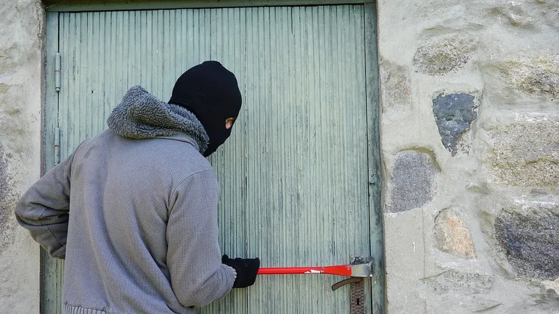 Un sat întreg a fost prădat de hoți. Toate locuințele au fost jefuite/FOTO: Pixabay