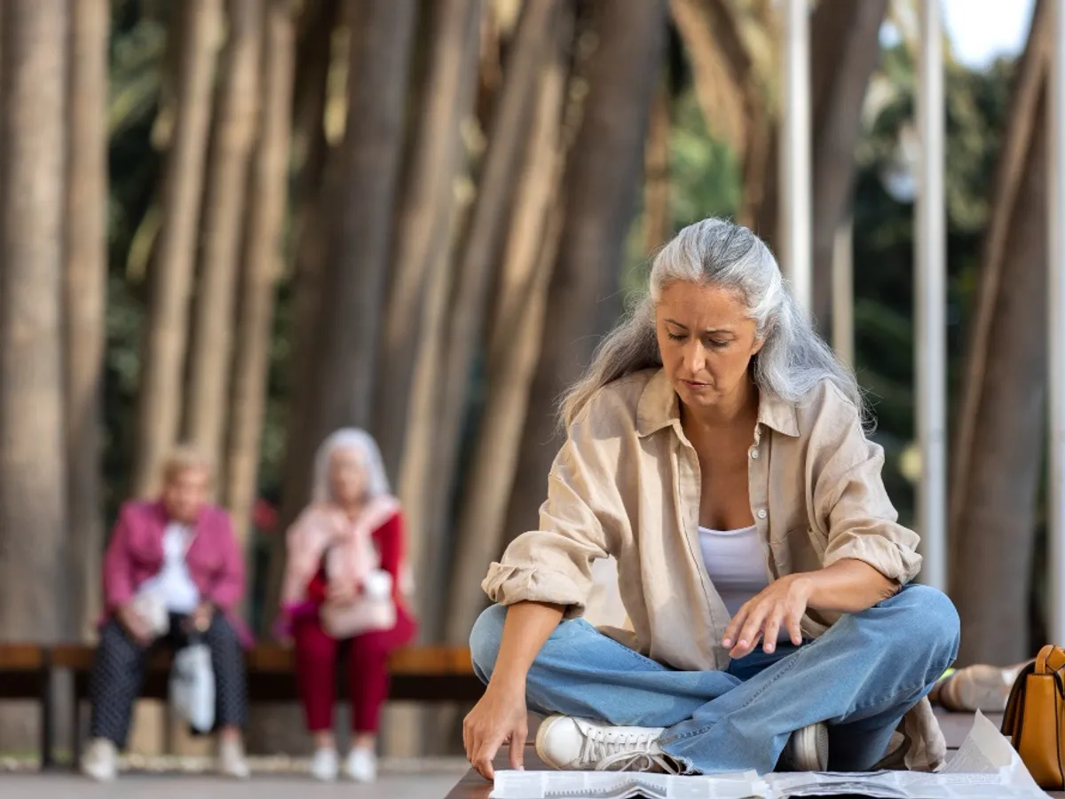 O femeie citește un ziar - Foto: Freepik (rol ilustrativ)