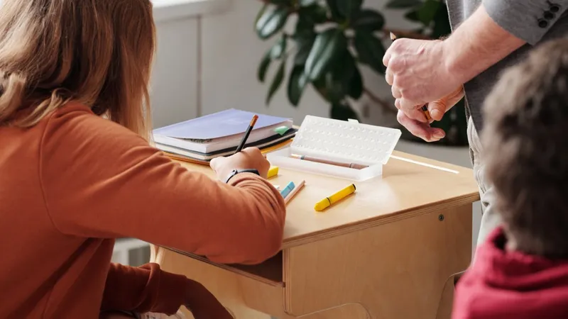 Destăinuirea online a unei eleve, i-a adus 7 ani de pușcărie unui profesor. Individul este căutat - Foto: Arhivă / imagine cu caracter ilustrativ