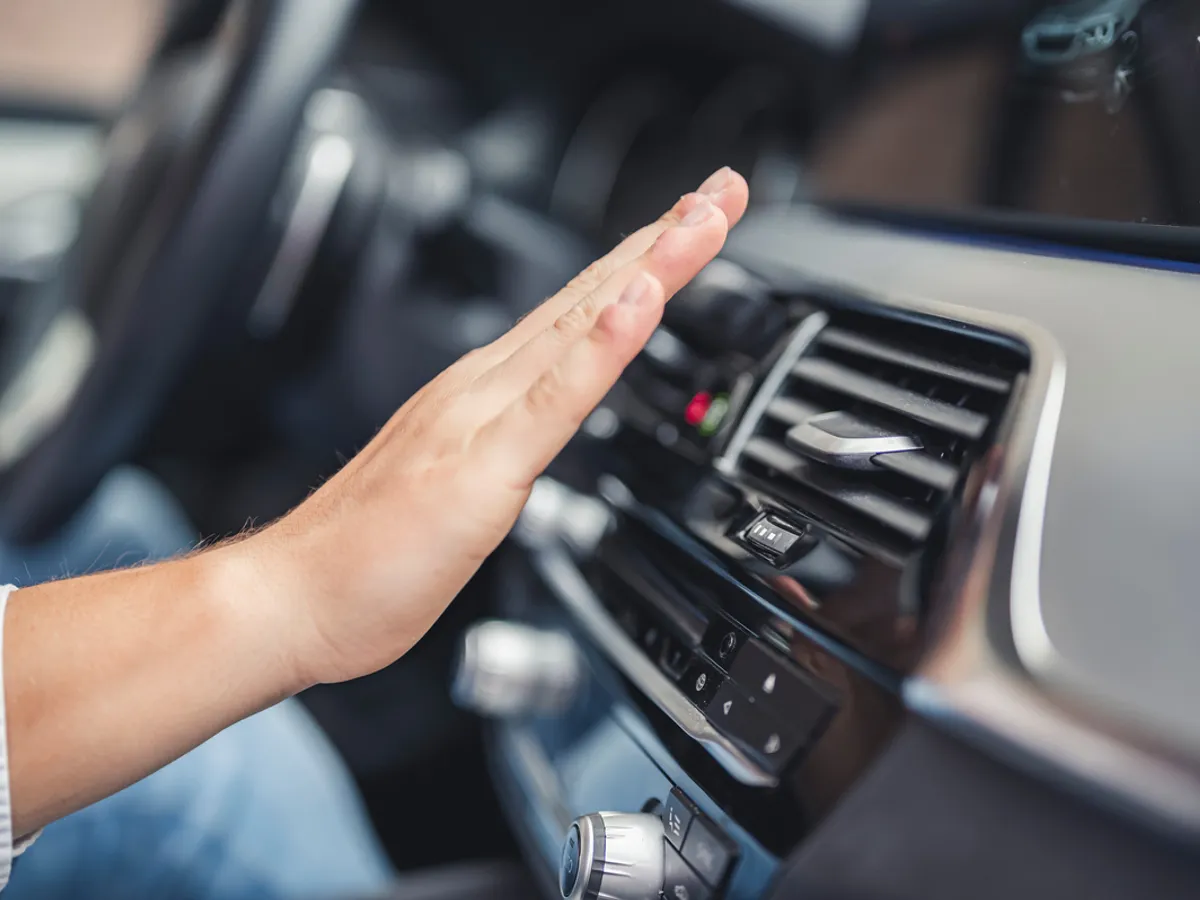 Autonomia mașinilor electrice scade cu până la 30%, din cauza utilizării aerului condiționat și a nevoii baterilor de răcire, iar timpii de încărcare cresc - Foto: magnific.com