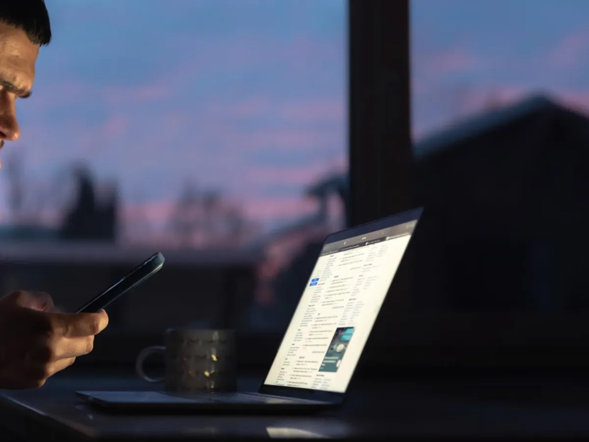 Bărbat care stă pe telefon și pe laptop - Foto: Freepik (rol ilustrativ)