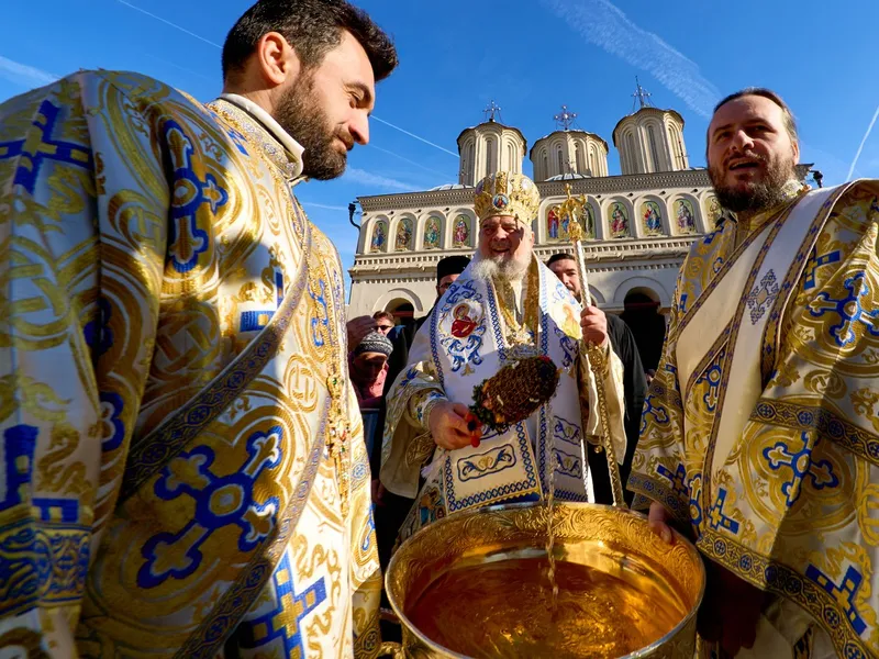 Scandal în Biserica Ortodoxă. Doi preoți din Suceava, filmați drogându-se și dansând la bară - Foto: Profimedia images - Caracter ilustrativ