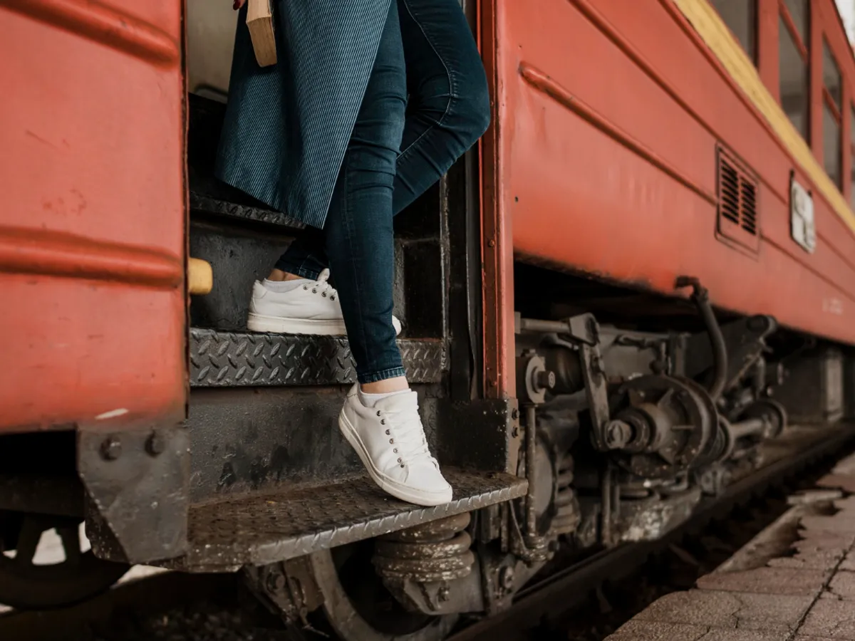 Persoană care coboară din tren - Foto: Freepik (rol ilustrativ)
