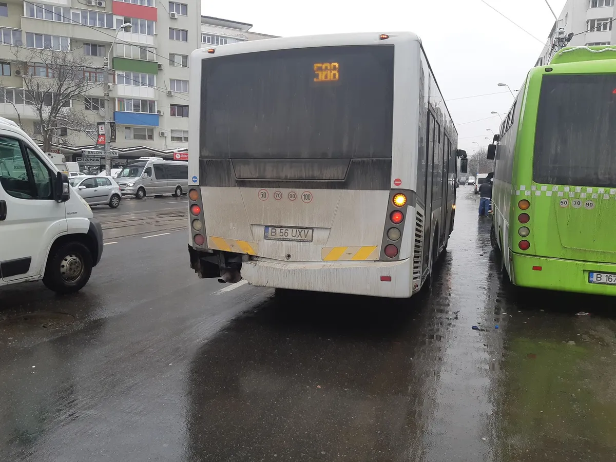 Autobuz „expirat” îi lipsește o bucată de tablă