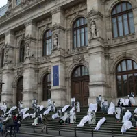 Șase ani de la Colectiv: protest în cearșafuri albe, pe scările Curţii de Apel Bucureşti. / Foto: digi24.ro