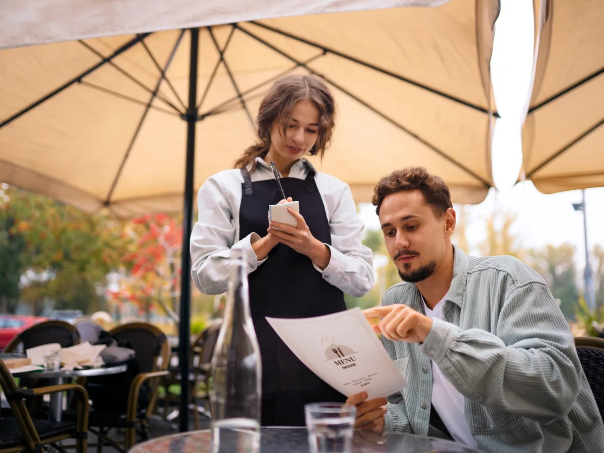 HoReCa cere Guvernului 10 măsuri pentru a evita noi concedieri, după pierderea a 25.000 de joburi