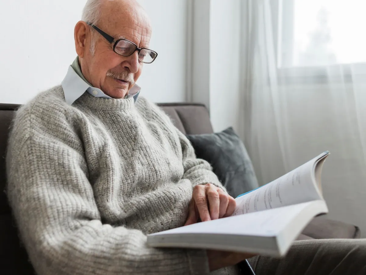 Pensionar care citește Foto: Freepik (rol ilustrativ)