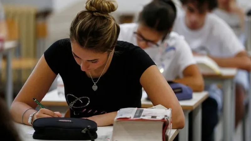 Elevi cu 2 și 3 la examenul de română la Evaluarea Națională, - Foto: INQUAM PHOTOS / Octav Ganea