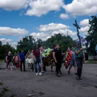 Anna Protsenko, o ucraineană de 35 de ani ucisă de o rachetă rusească, condusă pe ultimul drum la Pokrovsk, estul Ucrainei. / Foto: Profimedia