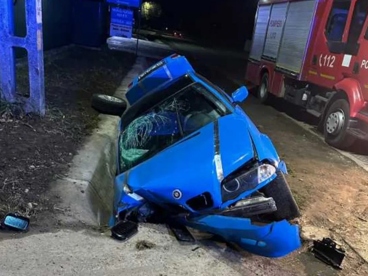 Un grav accident rutier a avut loc azi-noapte într-o comună din județul Neamț - Foto: ISU Neamț