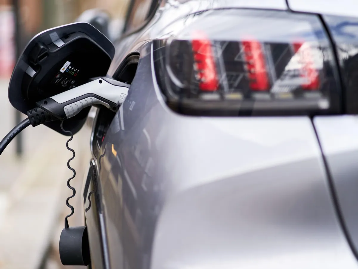UE de neclintit: Mașinile pe motorină și benzină mai au 10 ani. Strategie contra modelelor din China - Foto: Profimedia Images (imagine cu rol ilustrativ)