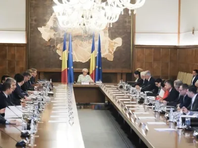 Dăncilă stă în capul mesei/FOTO: guv.ro