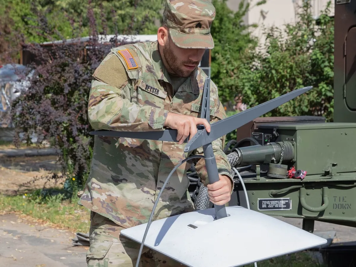 Sergentul din cadrul Armatei SUA pregătește un sistem Starlink în baza Camp Kosciuszko din Polonia - Foto: Profimedia Images (imagine cu  rol ilustrativ)