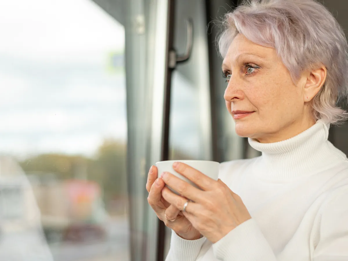 Pensionară la pensie la cafea - Foto: Freepik