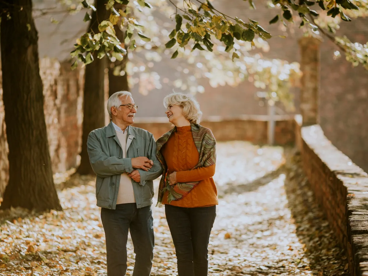Pensionari se plimbă la pensie - Foto: Freepik