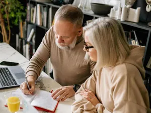 Cuplu de pensionari calculându-şi pensia privată - Foto: Pexels/Yan Krukau