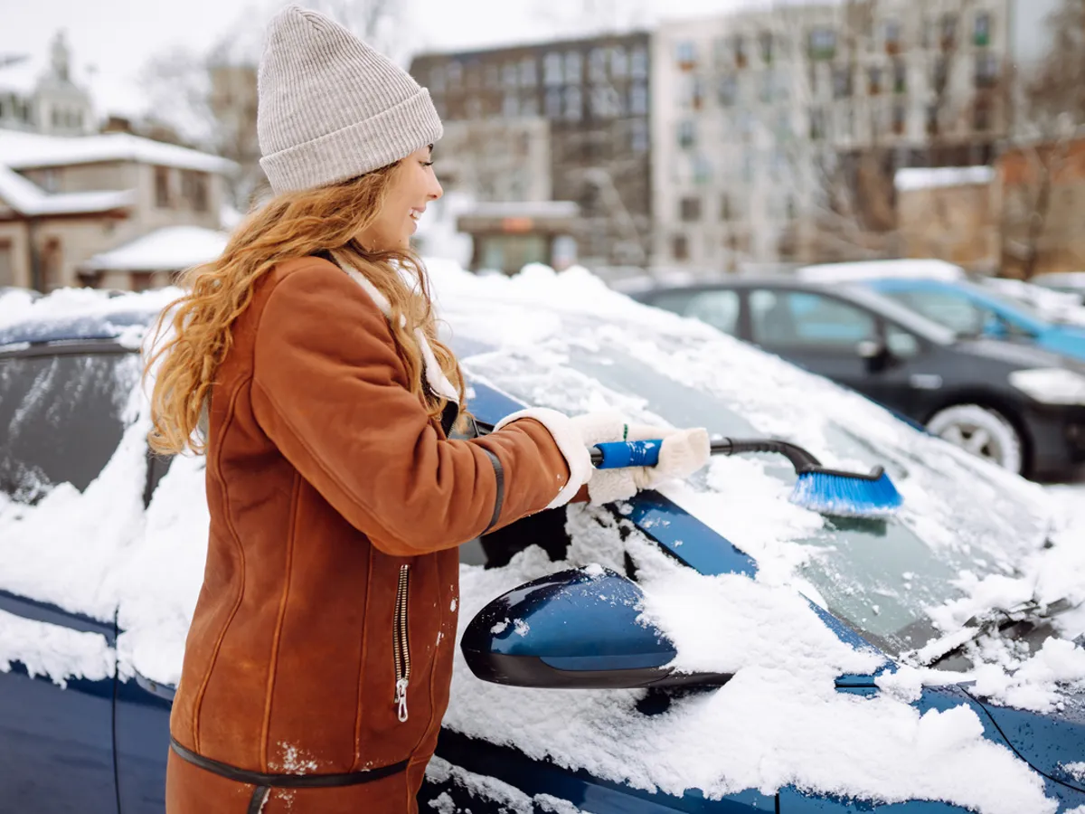Gheață sau zăpadă, pe geamurile mașinii? Cum trebuie să le cureți pentru a nu lua amendă până la 1.616 lei