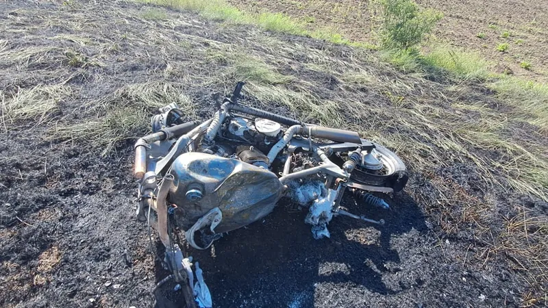 Trei persoane și-au pierdut viața într-un accident rutier în Vaslui. O mașină a luat foc Foto: ISU Vaslui