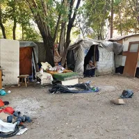 Locuințe improvizate pe bulevardul Timișoara din Sectorul 6. Sursa foto: Facebook Poliția Locală Sector 6