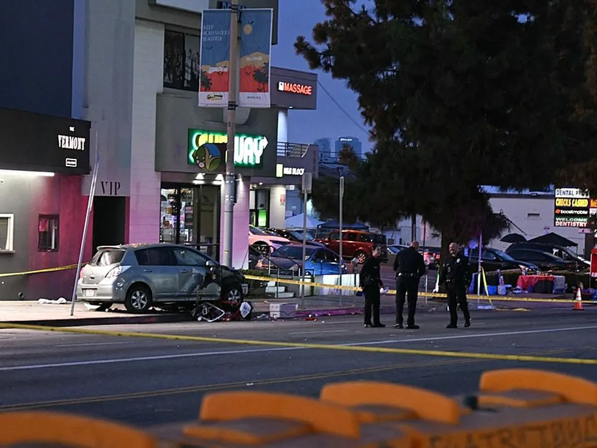 O mașină a lovit mulţimea, în fața unui club de noapte din Los Angeles. Cel puţin 30 de răniţi - Foto: Profimedia Images