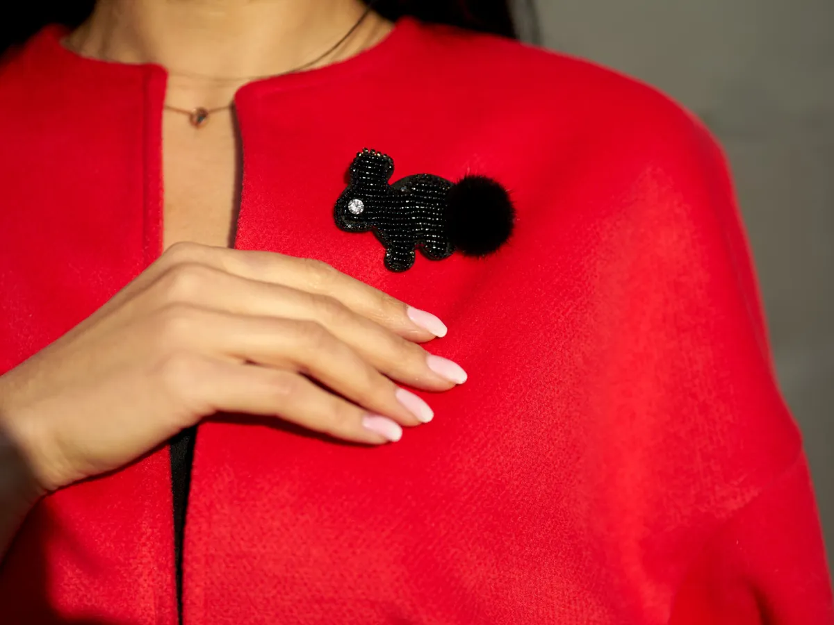 Femeie care poartă o broșă - Foto: Freepik (Imagine cu rol ilustrativ)